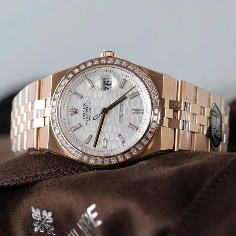 Dong-Ho-Rolex-Land-Dweller-127334-Che-Tac-Mat-Trang-Hoa-Tiet-To-Ong-Dinh-Da-Baguette-40mm-2-768x768-1 Land Dweller 127335 2F 1:1 Best Edition White Textured Dial Diamonds Bezel on RG Bracelet A7135 - Image 3