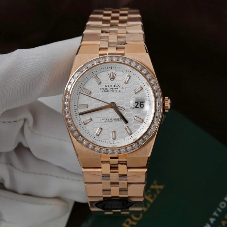 Dong-Ho-Rolex-Land-Dweller-127334-Che-Tac-Mat-Trang-Hoa-Tiet-To-Ong-Dinh-Da-Baguette-40mm-3-768x768-1 Land Dweller 127335 2F 1:1 Best Edition White Textured Dial Diamonds Bezel on RG Bracelet A7135