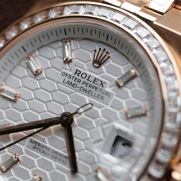 Dong-Ho-Rolex-Land-Dweller-127334-Che-Tac-Mat-Trang-Hoa-Tiet-To-Ong-Dinh-Da-Baguette-40mm-4-768x768-1 Land Dweller 127335 2F 1:1 Best Edition White Textured Dial Diamonds Bezel on RG Bracelet A7135 - Image 7