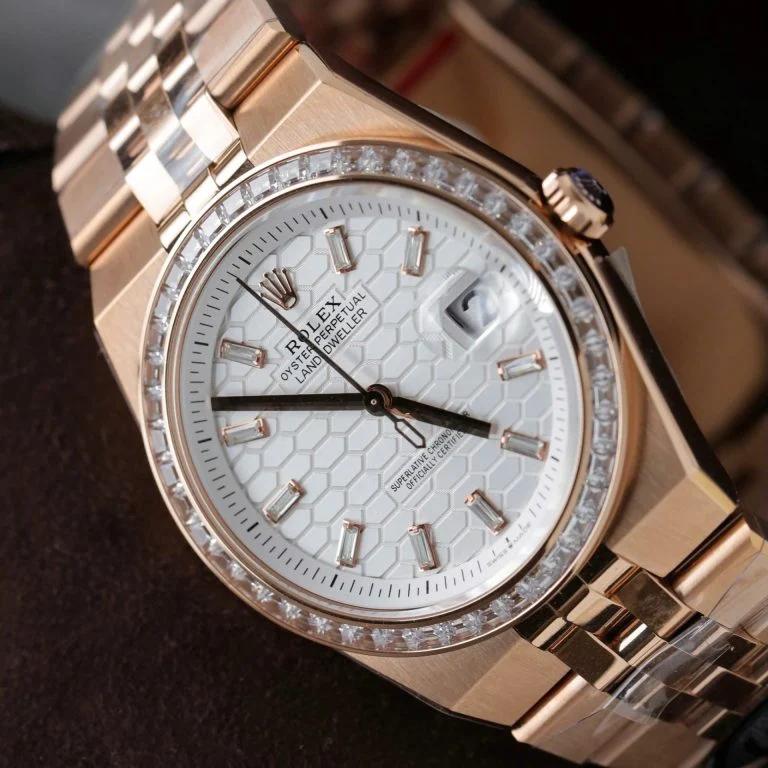 Dong-Ho-Rolex-Land-Dweller-127334-Che-Tac-Mat-Trang-Hoa-Tiet-To-Ong-Dinh-Da-Baguette-40mm-5-768x768-1 Land Dweller 127335 2F 1:1 Best Edition White Textured Dial Diamonds Bezel on RG Bracelet A7135 - Image 6