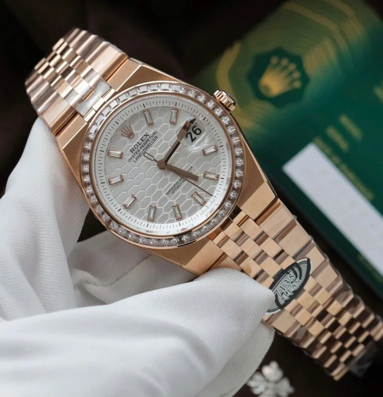 Dong-Ho-Rolex-Land-Dweller-127334-Che-Tac-Mat-Trang-Hoa-Tiet-To-Ong-Dinh-Da-Baguette-40mm-6-768x795-1 Land Dweller 127335 2F 1:1 Best Edition White Textured Dial Diamonds Bezel on RG Bracelet A7135 - Image 5