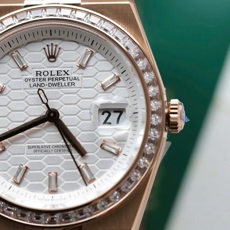 Dong-Ho-Rolex-Land-Dweller-127334-Che-Tac-Mat-Trang-Hoa-Tiet-To-Ong-Dinh-Da-Baguette-40mm-7-768x768-1 Land Dweller 127335 2F 1:1 Best Edition White Textured Dial Diamonds Bezel on RG Bracelet A7135 - Image 4