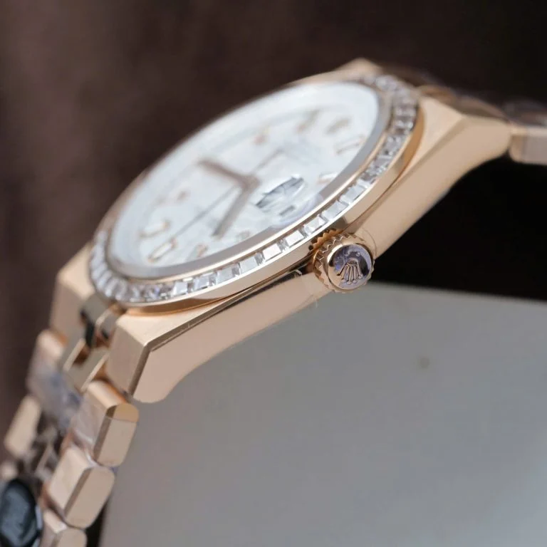 Dong-Ho-Rolex-Land-Dweller-127334-Che-Tac-Mat-Trang-Hoa-Tiet-To-Ong-Dinh-Da-Baguette-40mm-8-768x768-1 Land Dweller 127335 2F 1:1 Best Edition White Textured Dial Diamonds Bezel on RG Bracelet A7135 - Image 8