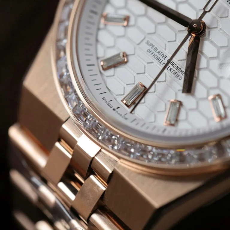 Dong-Ho-Rolex-Land-Dweller-127334-Che-Tac-Mat-Trang-Hoa-Tiet-To-Ong-Dinh-Da-Baguette-40mm-9-768x768-1 Land Dweller 127335 2F 1:1 Best Edition White Textured Dial Diamonds Bezel on RG Bracelet A7135 - Image 9