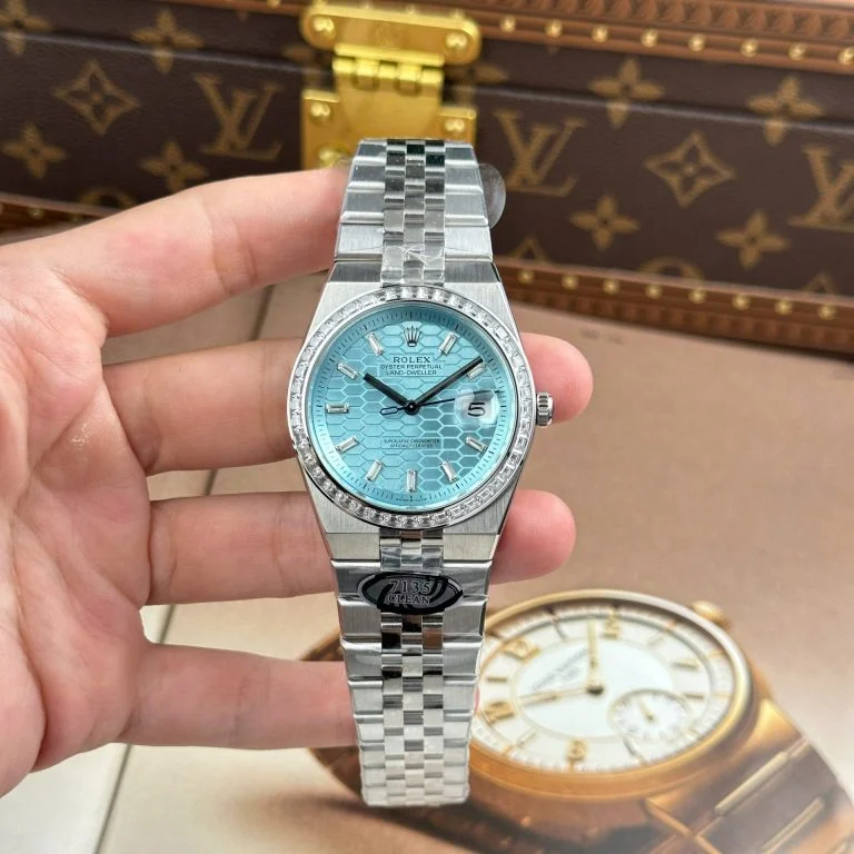Dong-Ho-Rolex-Land-Dweller-127336-Che-Tac-Mat-Xanh-Bang-Hoa-Tiet-To-Ong-Dinh-Da-Baguette-40mm-1-768x768-1 Land Dweller 127336 DIWF 1:1 Best Edition Ice Blue Textured Dial Diamonds Bezel on SS Bracelet A7135 - Image 2