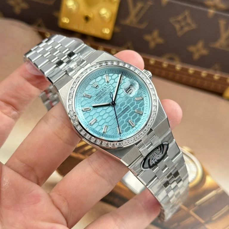Dong-Ho-Rolex-Land-Dweller-127336-Che-Tac-Mat-Xanh-Bang-Hoa-Tiet-To-Ong-Dinh-Da-Baguette-40mm-2-768x768-1 Land Dweller 127336 DIWF 1:1 Best Edition Ice Blue Textured Dial Diamonds Bezel on SS Bracelet A7135 - Image 8