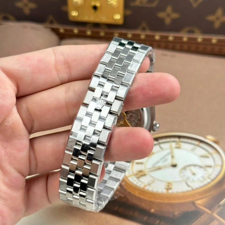 Dong-Ho-Rolex-Land-Dweller-127336-Che-Tac-Mat-Xanh-Bang-Hoa-Tiet-To-Ong-Dinh-Da-Baguette-40mm-7-768x768-1 Land Dweller 127336 DIWF 1:1 Best Edition Ice Blue Textured Dial Diamonds Bezel on SS Bracelet A7135 - Image 10
