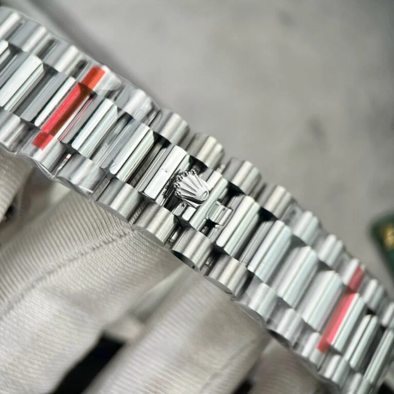 Dong-ho-Rolex-Day-Date-Replica-11-3-768x768-1-1 Daytona 126500 Black Dial on 904L Stainless Steel Bracelet - Image 4