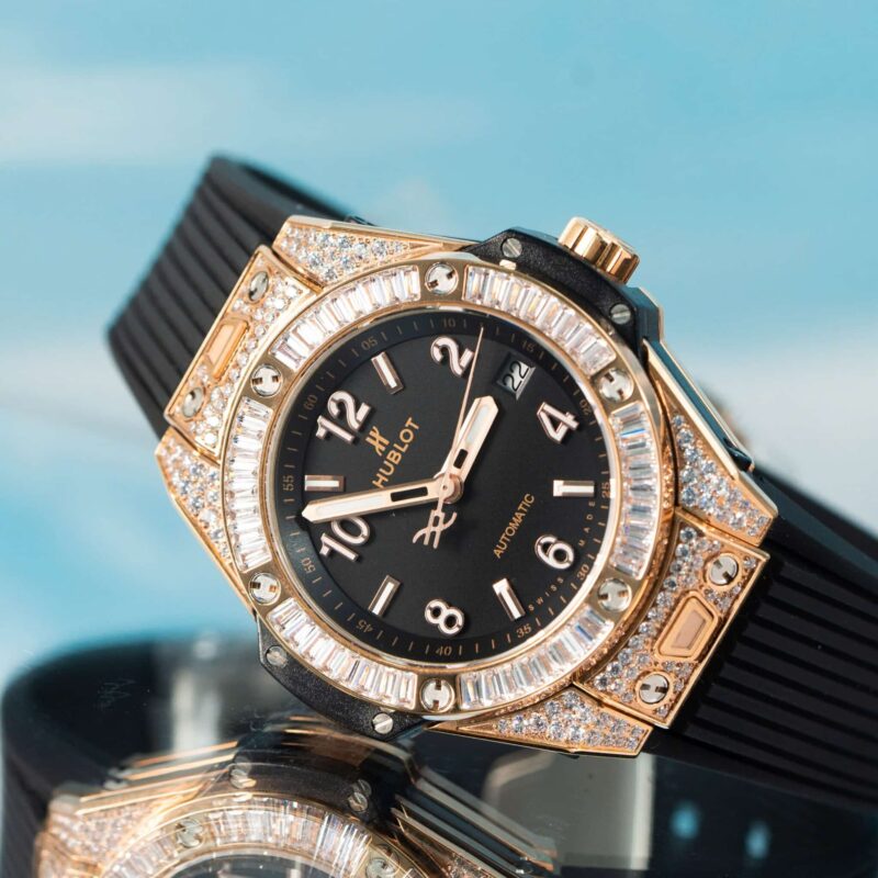 Hublot-Big-Bang-One-Click-King-Gold-Pave-Da-CZ-2-scaled-800x800 Hublot Big Bang One Click King Gold Black Pav¨¦ Baguette CZ Stone Bezel Replica 39mm - Image 2