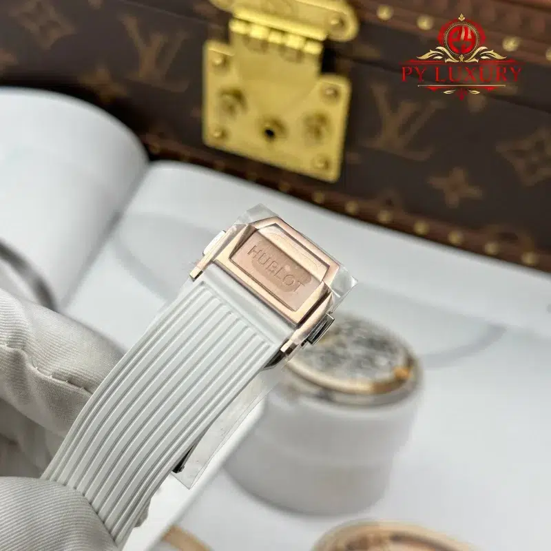 Hublot-Spirit-of-Big-Bang-King-Gold-White-Pave-Rubber-Strap-Replica-12-800x800 Hublot Spirit of Big Bang King Gold White Pav¨¦ Rubber Strap Replica 39mm - Image 12
