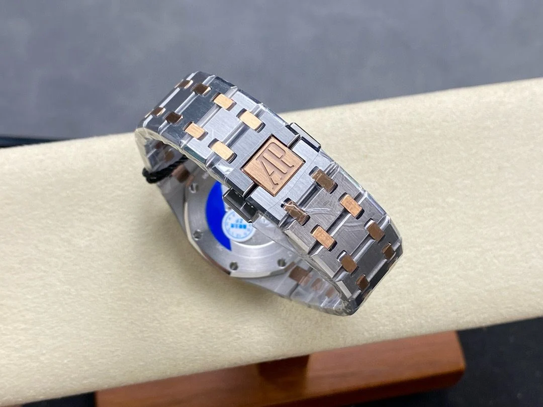 IMG-20250615-WA0062 Audemars Piguet Royal Oak Quartz Ref. 67651SR.ZZ.1261SR.01 Super Clone - Image 9