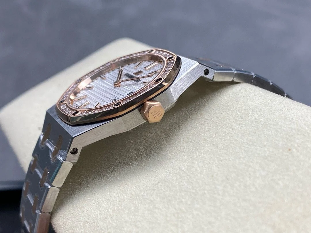 IMG-20250615-WA0064 Audemars Piguet Royal Oak Quartz Ref. 67651SR.ZZ.1261SR.01 Super Clone - Image 7