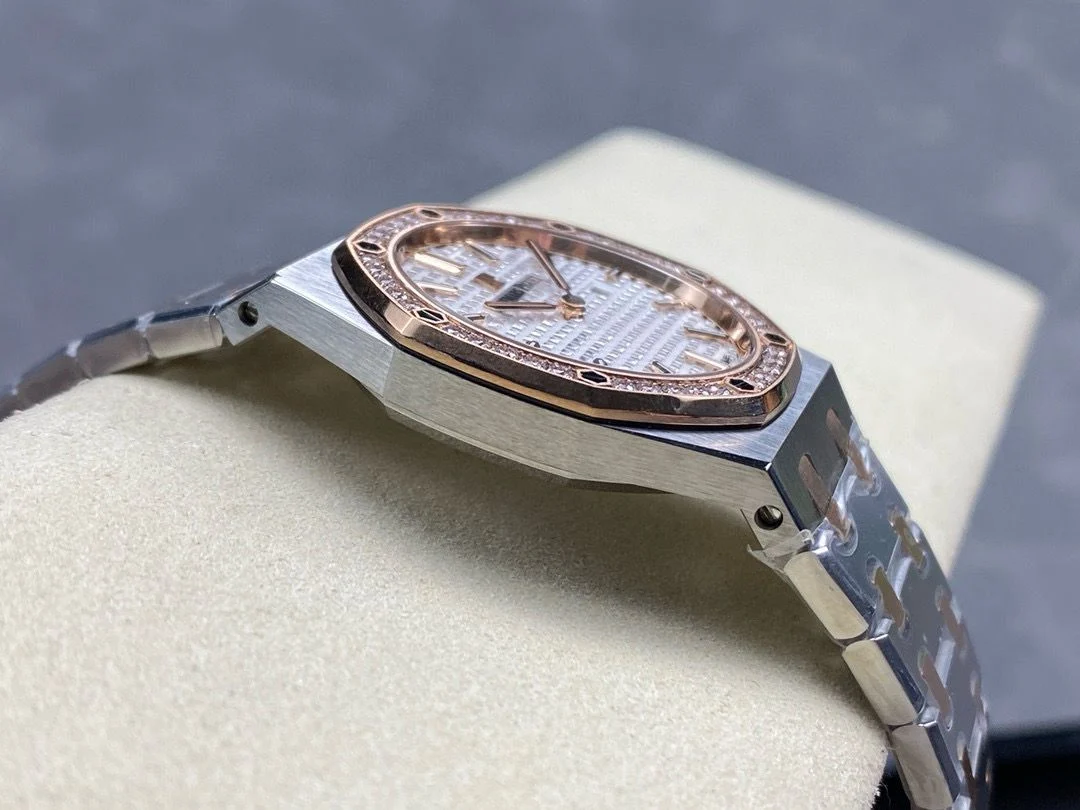 IMG-20250615-WA0065 Audemars Piguet Royal Oak Quartz Ref. 67651SR.ZZ.1261SR.01 Super Clone - Image 8