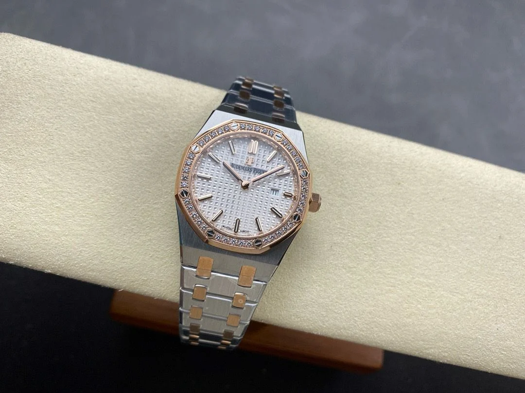 IMG-20250615-WA0066 Audemars Piguet Royal Oak Quartz Ref. 67651SR.ZZ.1261SR.01 Super Clone - Image 5