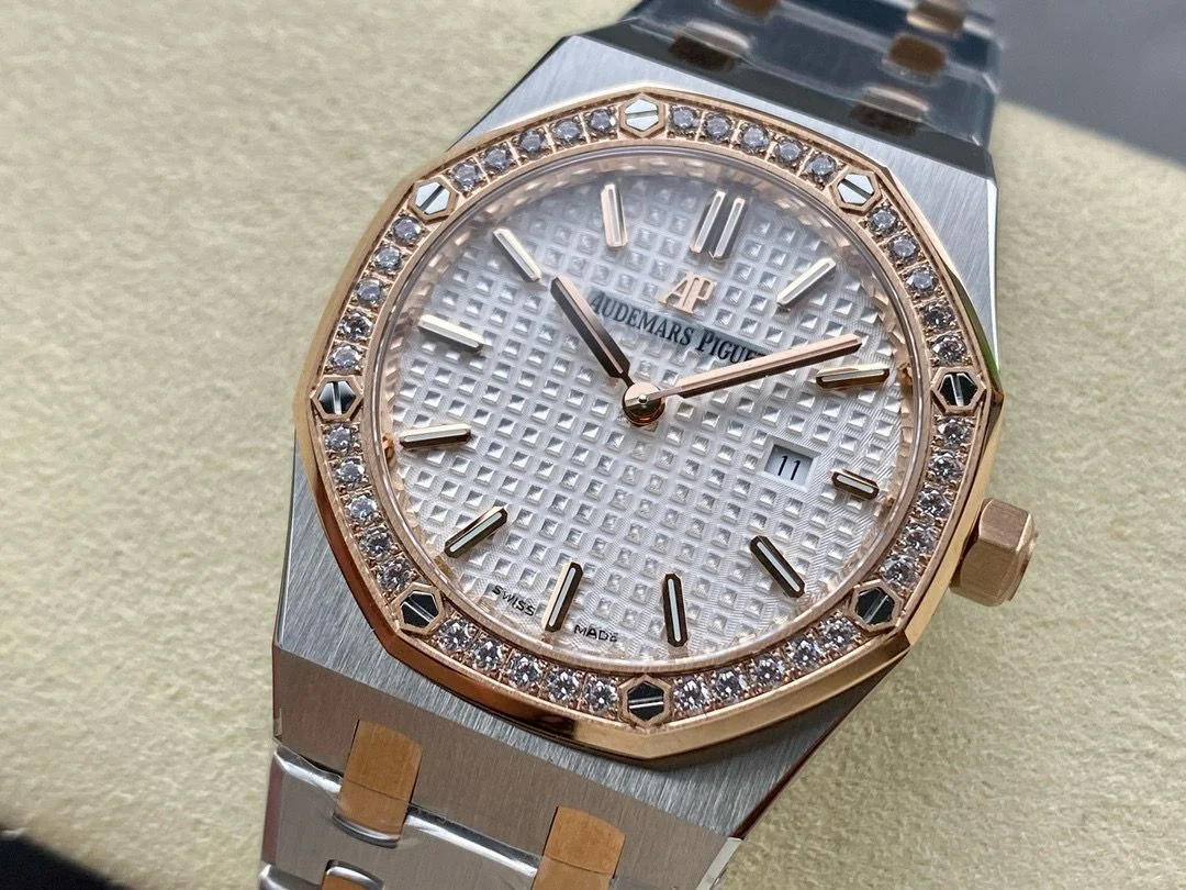 IMG-20250615-WA0068 Audemars Piguet Royal Oak Quartz Ref. 67651SR.ZZ.1261SR.01 Super Clone - Image 3