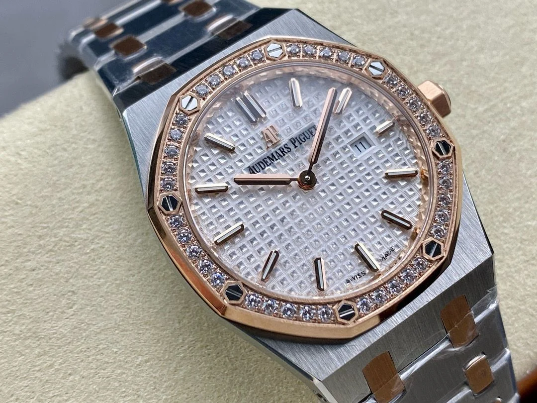 IMG-20250615-WA0069 Audemars Piguet Royal Oak Quartz Ref. 67651SR.ZZ.1261SR.01 Super Clone - Image 4