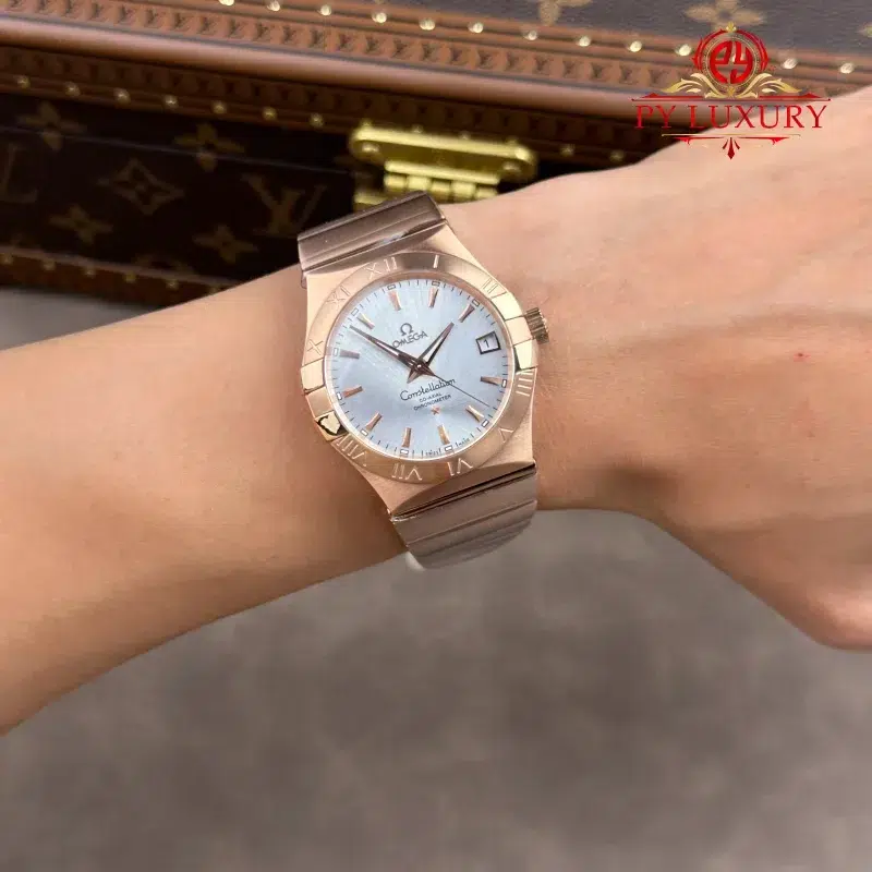 Omega-Constellation-123.50.38.21.02.001-Red-Gold-Silver-Dial-Best-Replica-4-800x800 Omega Constellation 123.50.38.21.02.001 Red Gold Silver Dial Best Replica 38mm - Image 4