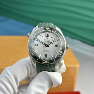 Omega Seamaster Planet Ocean 600M Silver Dial Green Bezel Best Replica VSF 43.5mm