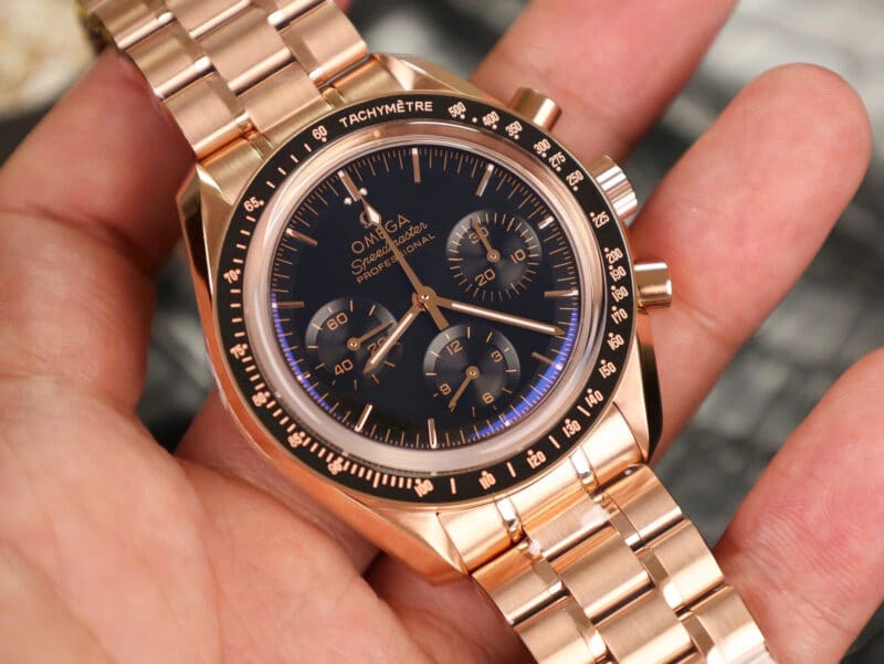 Omega-Speedmaster-Moonwatch-Professional-Chronograph-Sedna-Gold-2-scaled-800x601 Omega Speedmaster Moonwatch Professional Chronograph Sedna Gold Black Dial Replica 42mm - Image 2