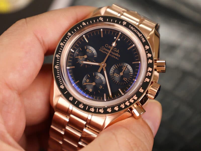 Omega-Speedmaster-Moonwatch-Professional-Chronograph-Sedna-Gold-3-scaled-800x601 Omega Speedmaster Moonwatch Professional Chronograph Sedna Gold Black Dial Replica 42mm - Image 3