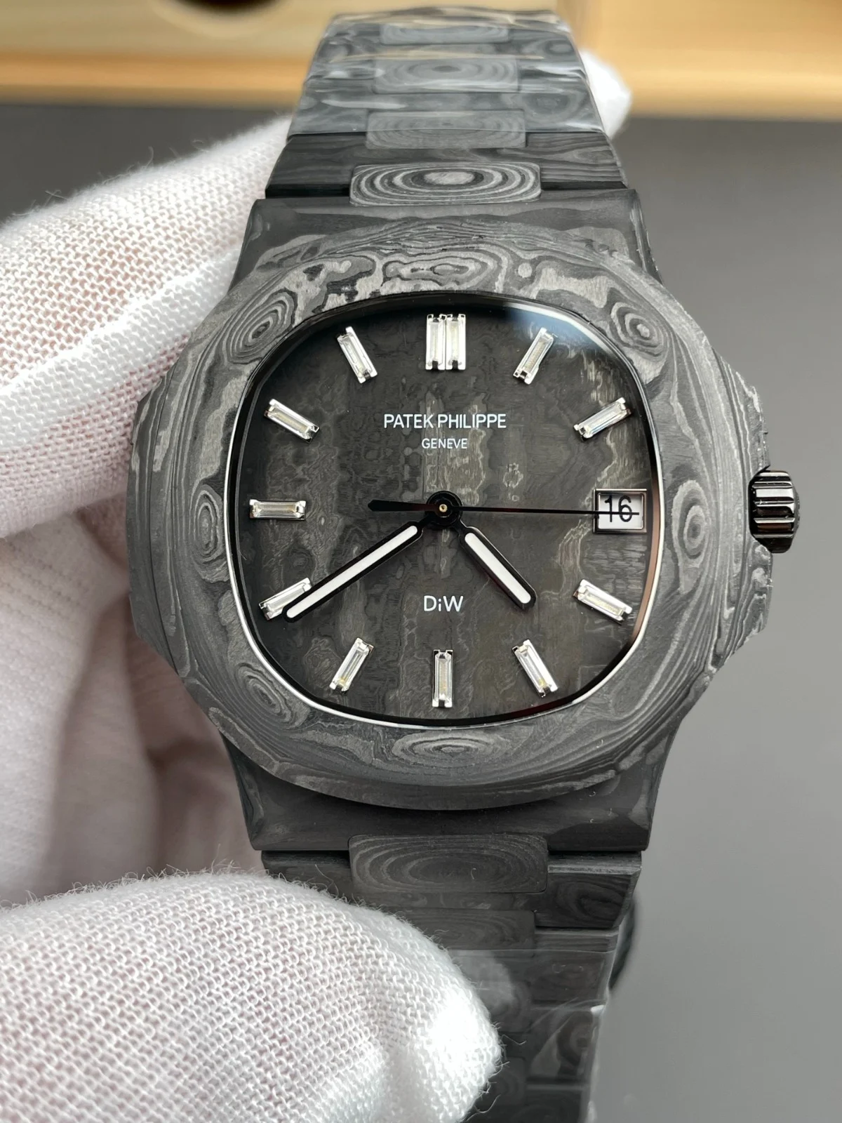 WhatsApp-Image-2025-10-20-at-21.13.58_e7a282a1 Nautilus 5711 DIW Carbon DIWF 1:1 Best Edition Carbon Blue Dial On Carbon Bracelet 324CS - Image 4