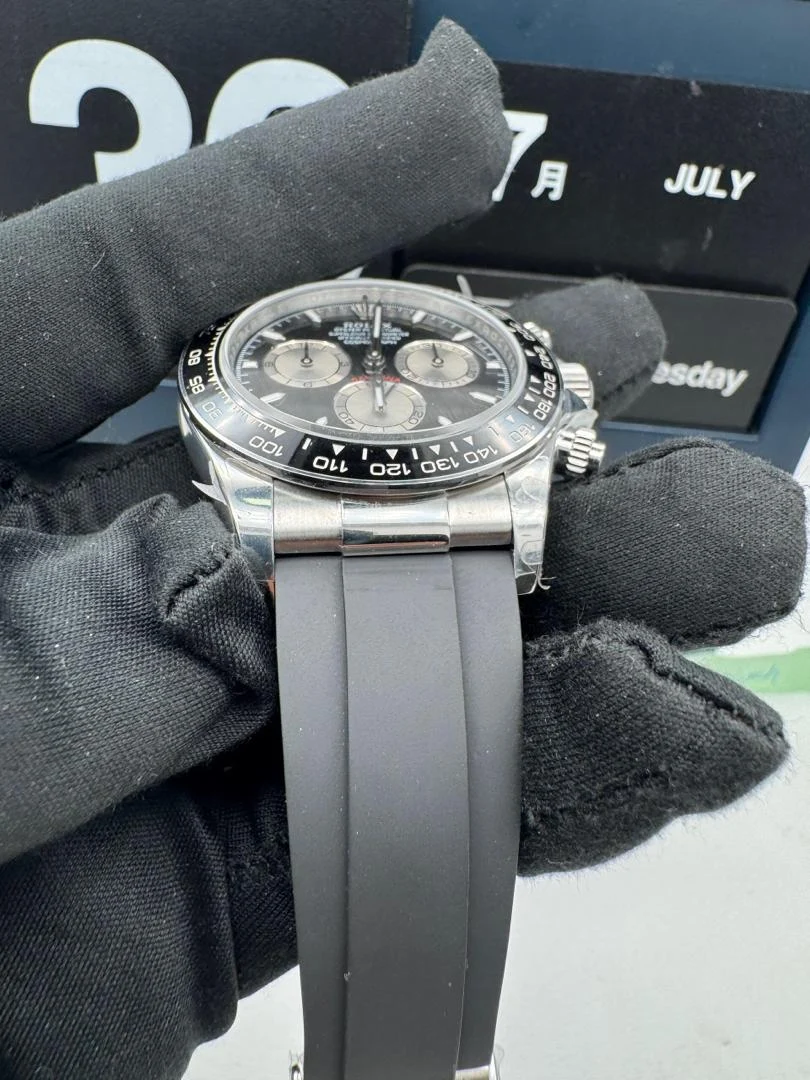 WhatsApp-Image-2025-12-30-at-15.02.32 Rolex Cosmograph Daytona 126519LN Weighted Version Super Clone - Image 5