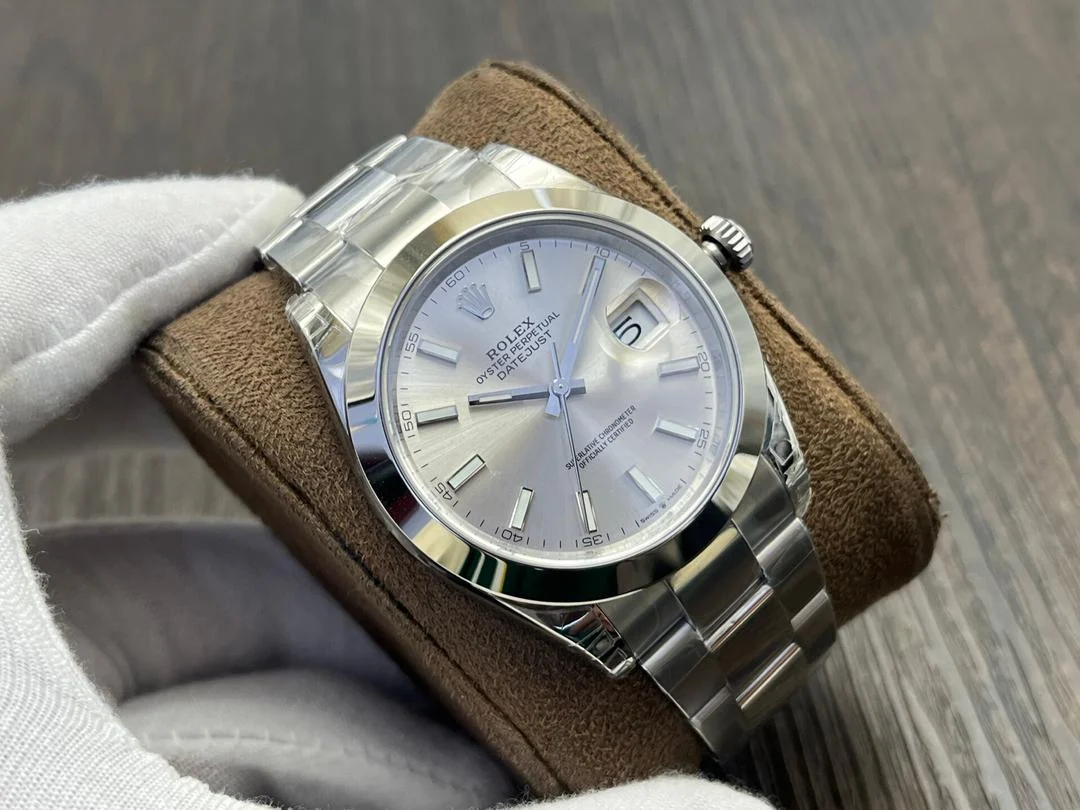 WhatsApp-Image-2026-01-16-at-21.43.18 Rolex Oyster Perpetual Datejust 41 mm watch with a silver index dial, smooth stainless steel bezel, and Oyster bracelet - Image 7