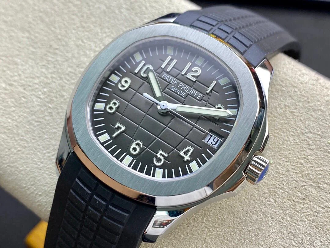 WhatsApp-Image-2026-01-18-at-11.13.19-Pkk Patek Philippe Aquanaut 5165A-001 stainless steel watch with black embossed dial and a black composite strap 38mm - Image 4