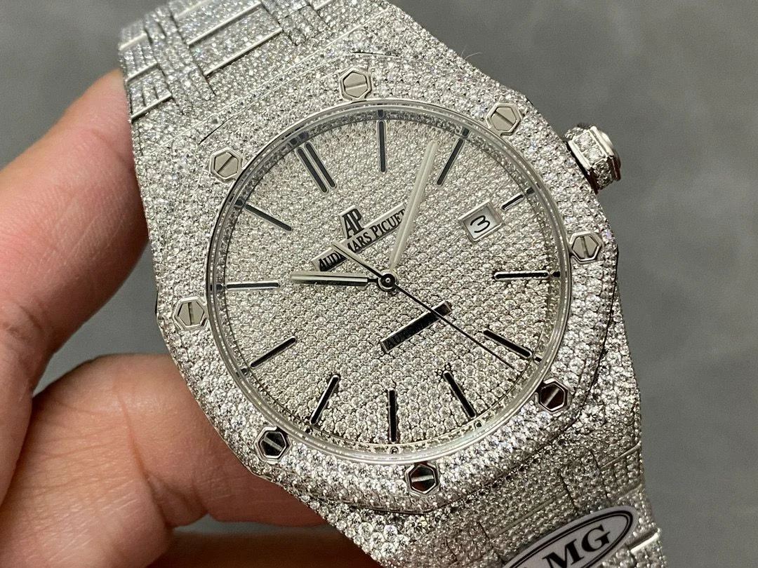 WhatsApp-Image-2026-02-04-at-16.29.03 Audemars Piguet Royal Oak 41MM Silver Dial Iced Out 25.25- 15400ST - Image 9