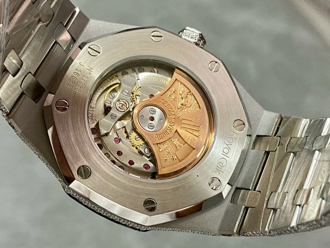 WhatsApp-Image-2026-02-04-at-16.29.05-1 Audemars Piguet Royal Oak 41MM Silver Dial Iced Out 25.25- 15400ST - Image 6