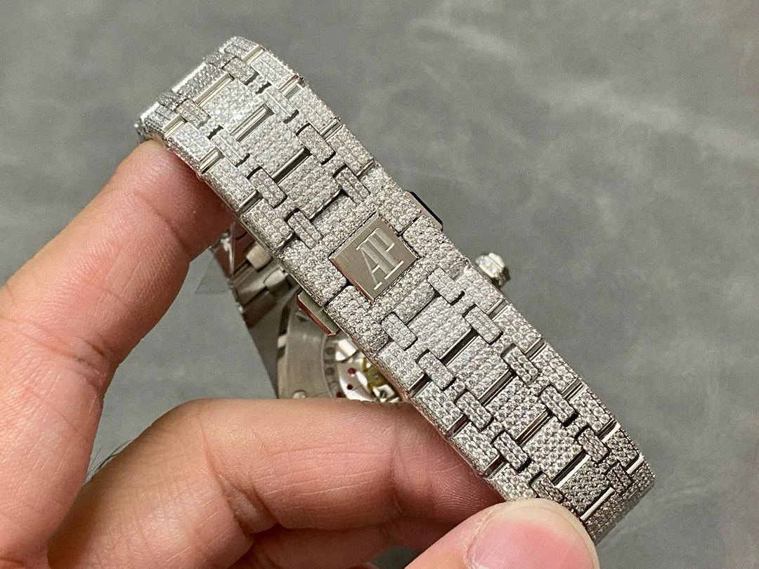 WhatsApp-Image-2026-02-04-at-16.29.06 Audemars Piguet Royal Oak 41MM Silver Dial Iced Out 25.25- 15400ST - Image 5