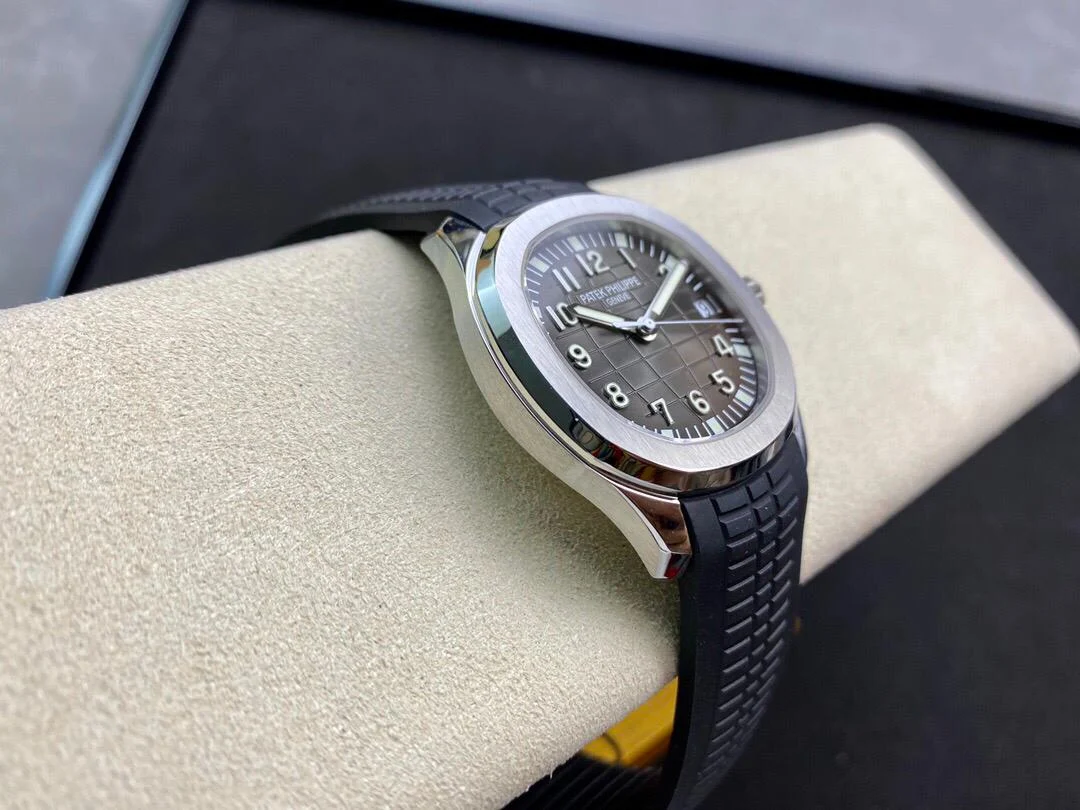 l Patek Philippe Aquanaut 5165A-001 stainless steel watch with black embossed dial and a black composite strap 38mm - Image 6