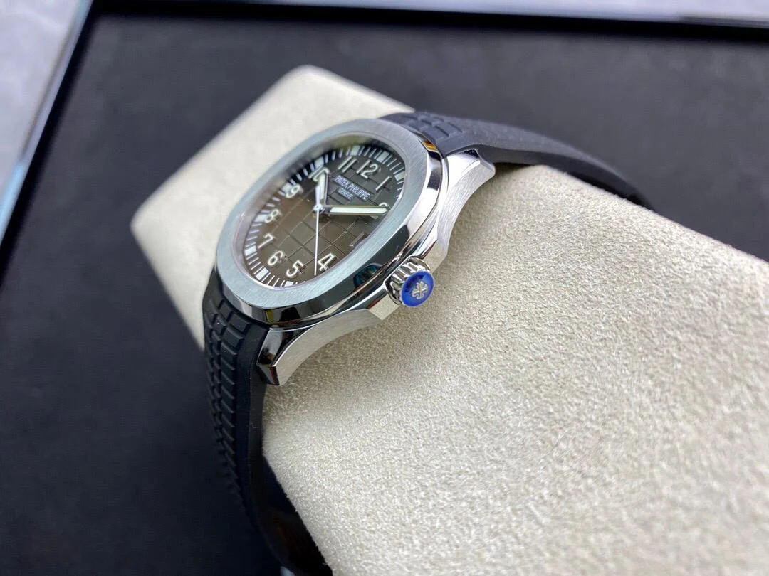 lm Patek Philippe Aquanaut 5165A-001 stainless steel watch with black embossed dial and a black composite strap 38mm - Image 5