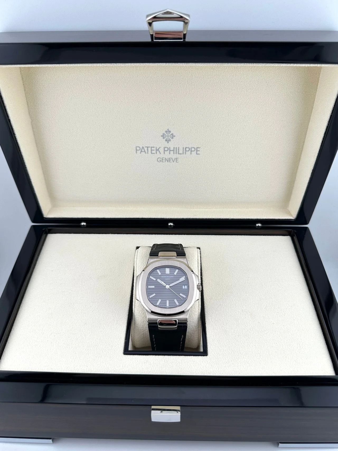 patek-philippe-nautilus-5711g-001-white-gold-grey-dial-2011-patek-philippe-41174363996404_1280x Nautilus 5711 40mm 3KF 1:1 Best Edition Grey Dial on Black Leather Strap A324 Super Clone - Image 4
